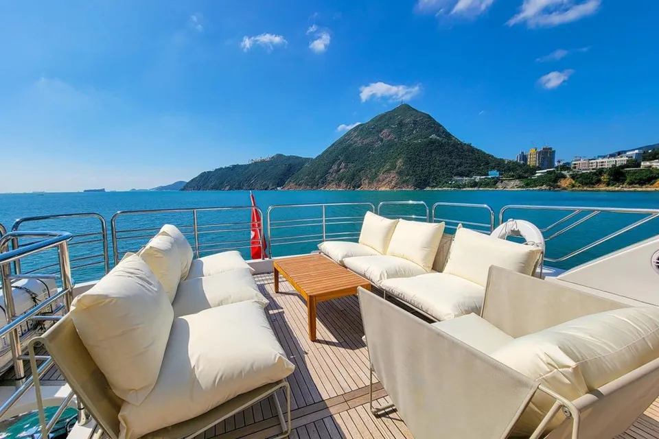2016 Sunseeker 86 Yacht, photo 3