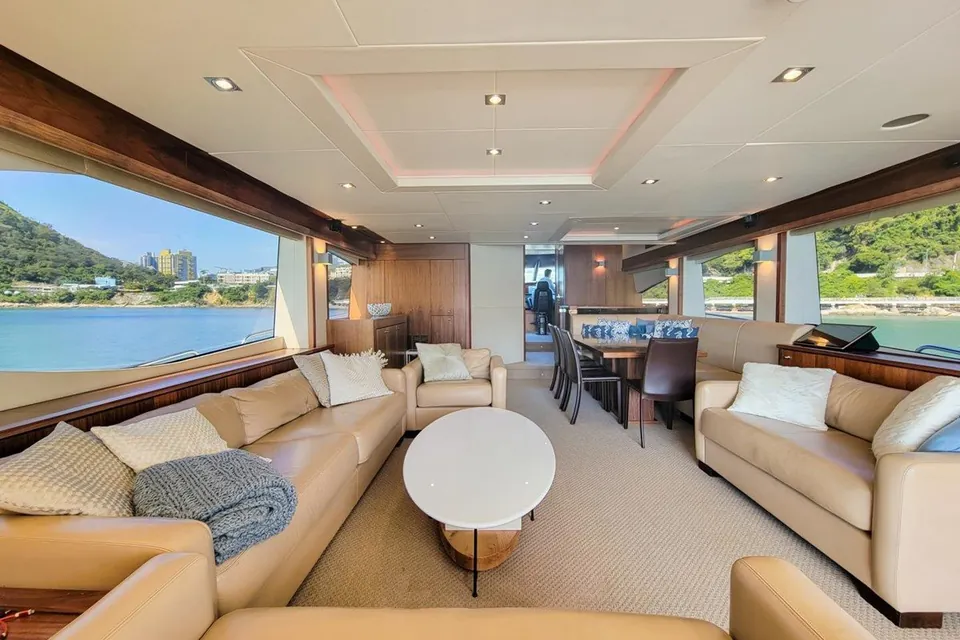 2016 Sunseeker 86 Yacht, photo 4