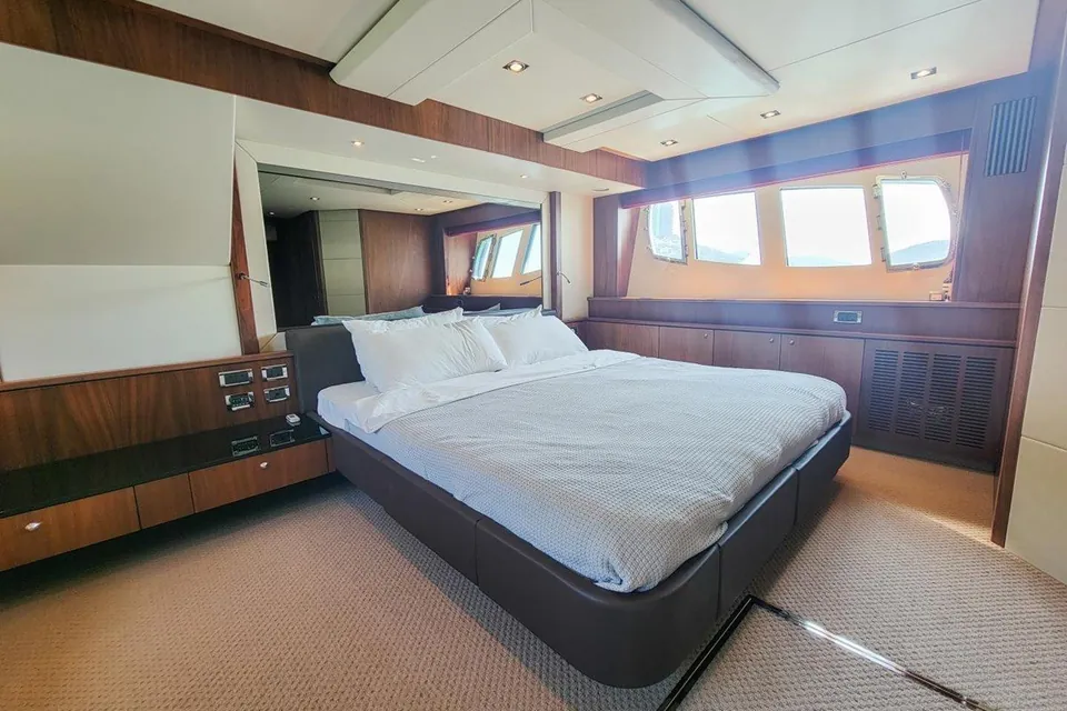 2016 Sunseeker 86 Yacht, photo 5