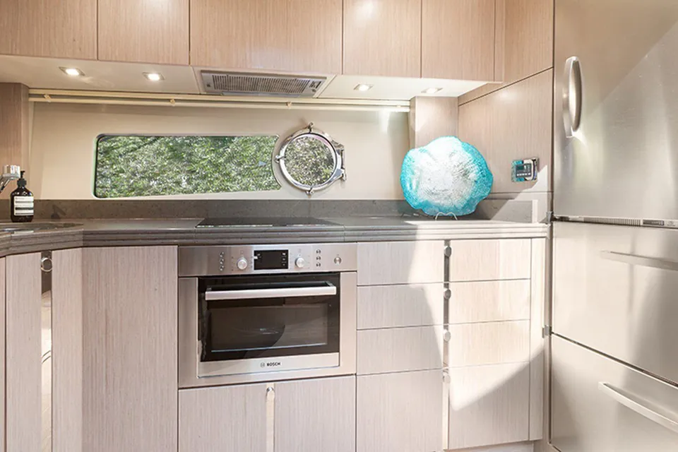 Long Way Round, 2015 Sunseeker 68 Sport Yacht, photo 8