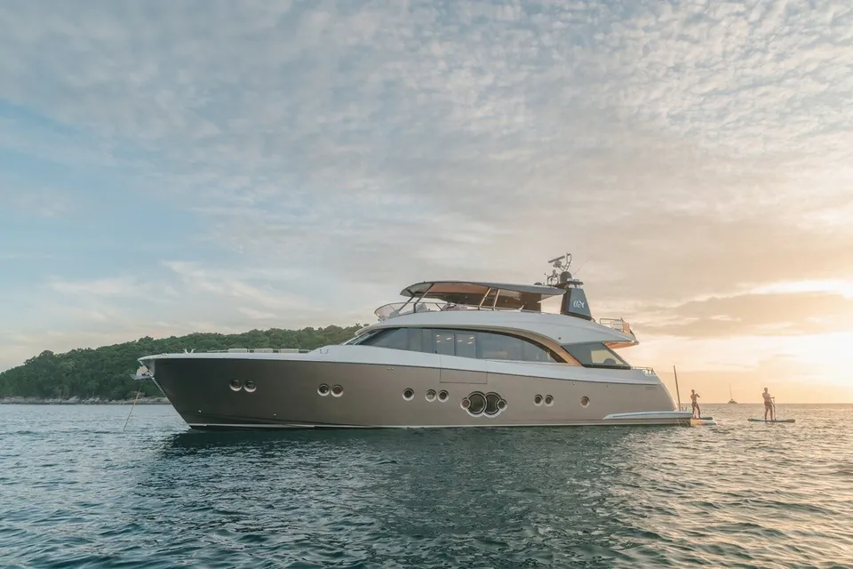 Bayc Asia, 2015 Monte Carlo Yachts MCY 86, photo 2