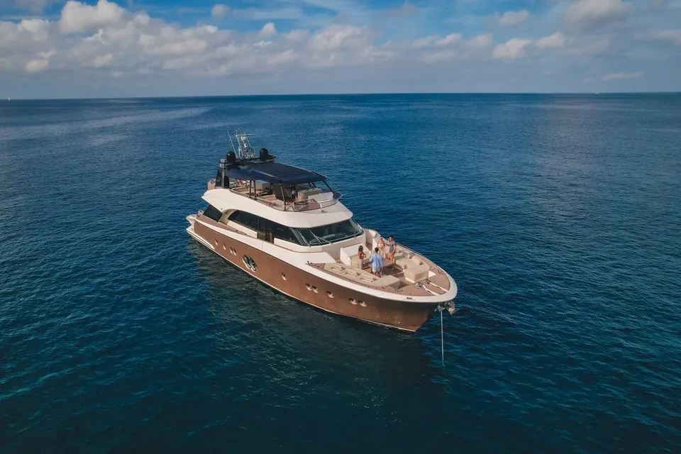 Bayc Asia, 2015 Monte Carlo Yachts MCY 86, photo 6