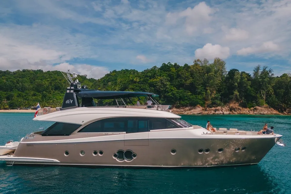 Bayc Asia, 2015 Monte Carlo Yachts MCY 86, photo 7