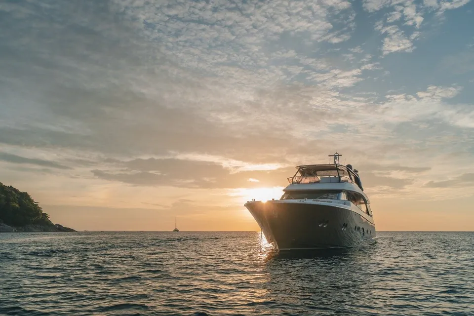 Bayc Asia, 2015 Monte Carlo Yachts MCY 86, photo 9