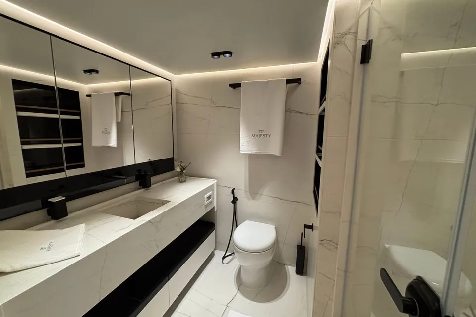 2025 Majesty Yachts 112 Terrace, photo 16