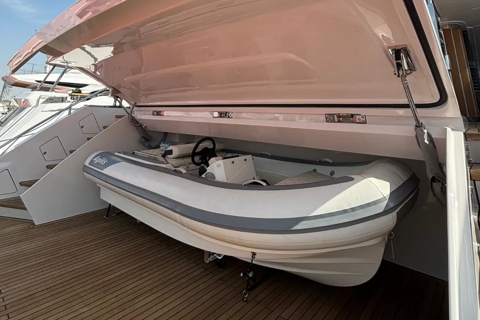 2025 Majesty Yachts 112 Terrace, photo 25