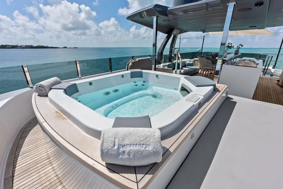 Lumpasaurus, 2023 Custom Line Navetta 33, photo 11