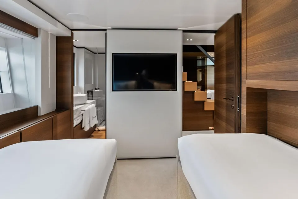 Lumpasaurus, 2023 Custom Line Navetta 33, photo 92