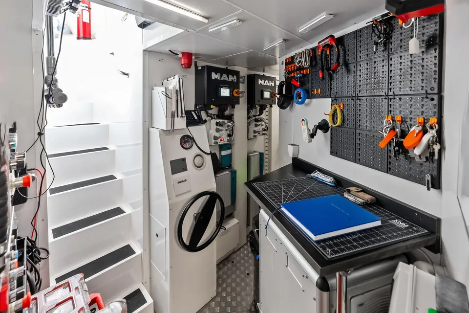 Lumpasaurus, 2023 Custom Line Navetta 33, photo 133