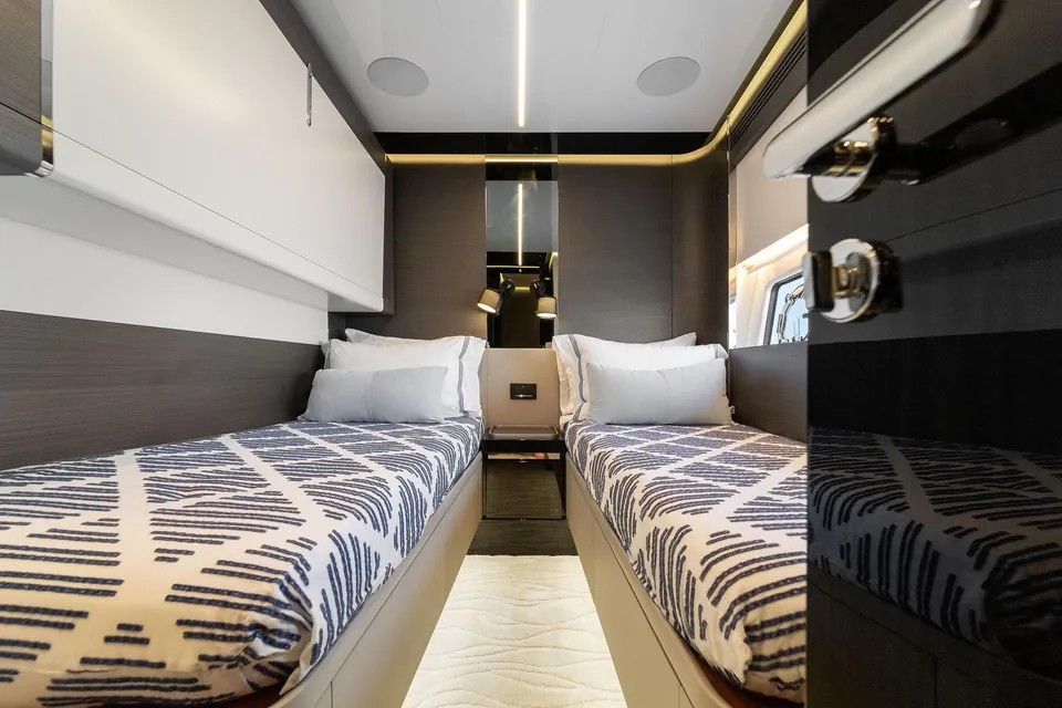 Oceans SE7EN, 2022 Azimut S8, photo 37