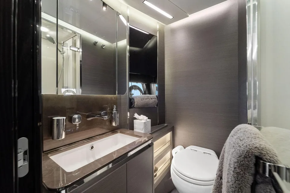 Oceans SE7EN, 2022 Azimut S8, photo 39