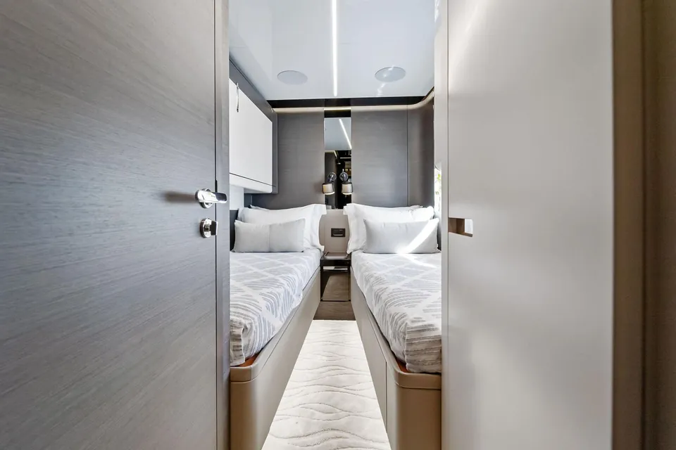 Oceans SE7EN, 2022 Azimut S8, photo 40