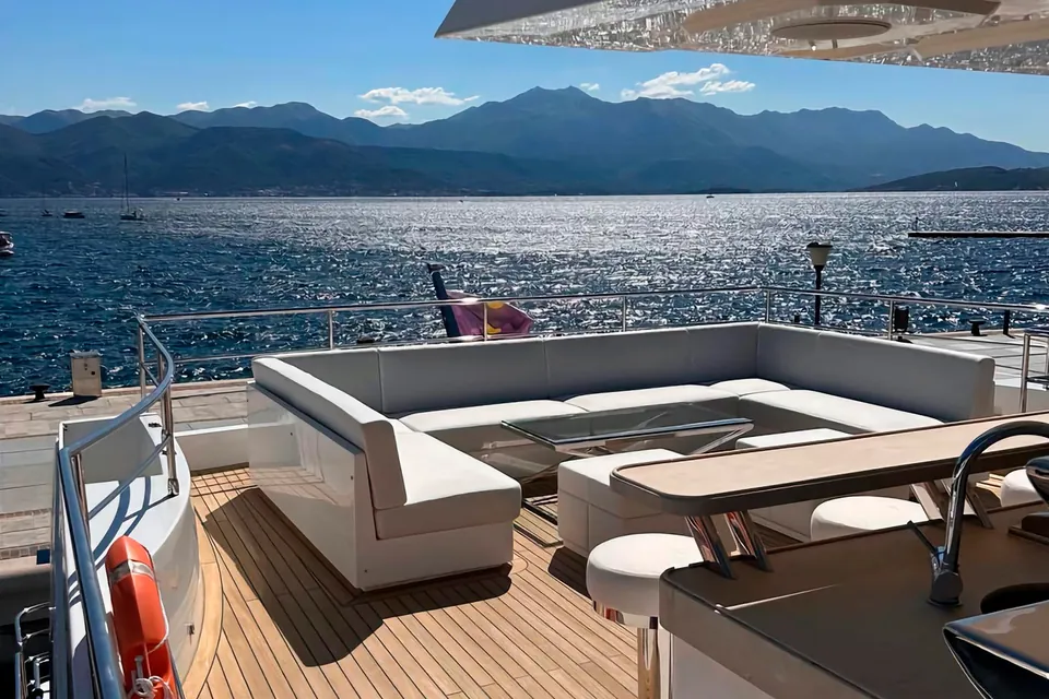 2019 Majesty Yachts 100, photo 2