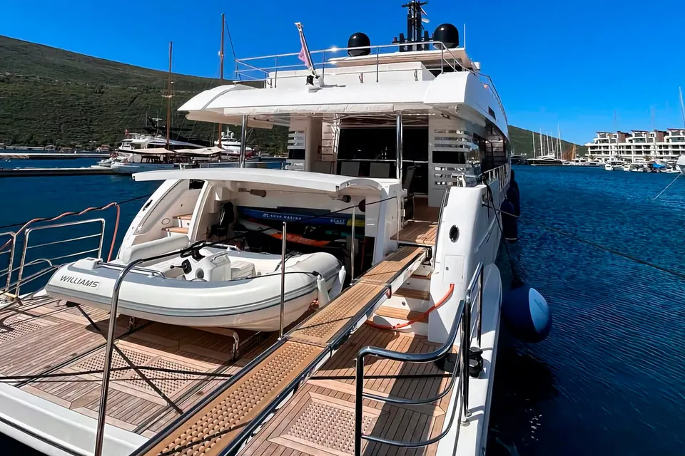 2019 Majesty Yachts 100, photo 15