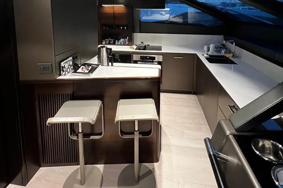 2022 Sunseeker 88, photo 13