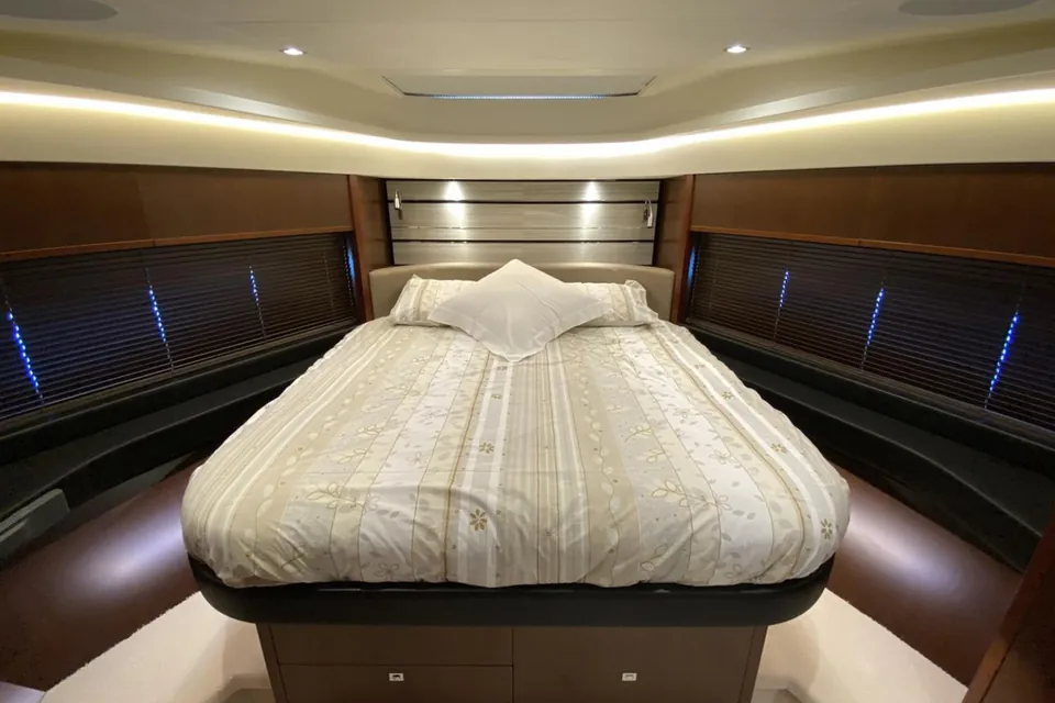 2017 Princess S72, photo 3