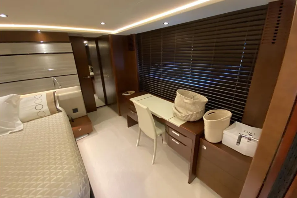 2017 Princess S72, photo 10