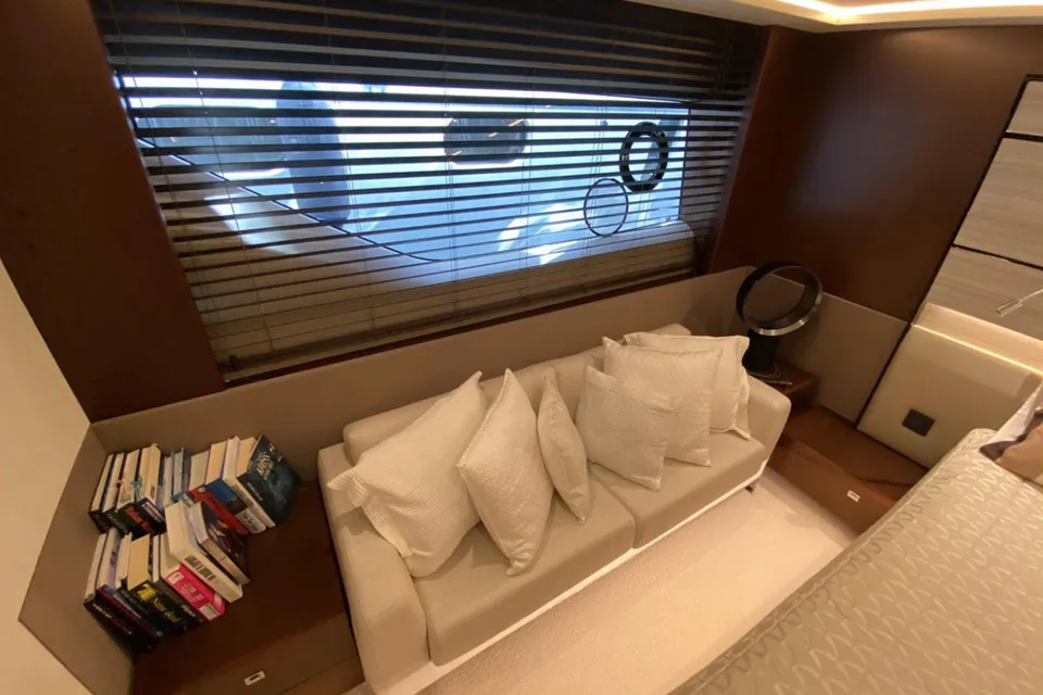2017 Princess S72, photo 11