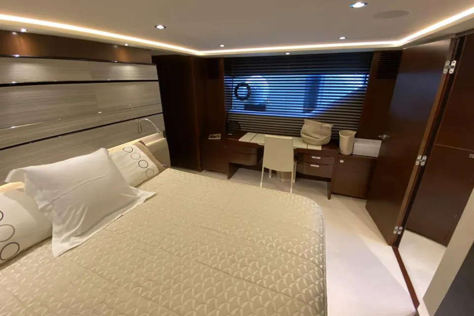 2017 Princess S72, photo 12