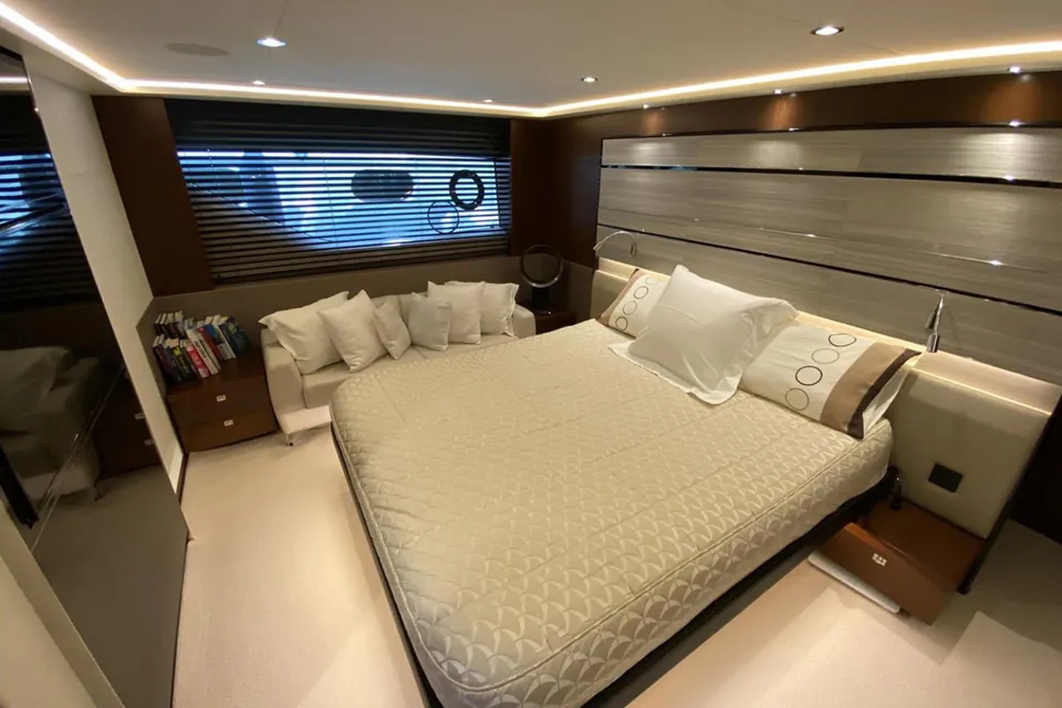 2017 Princess S72, photo 16