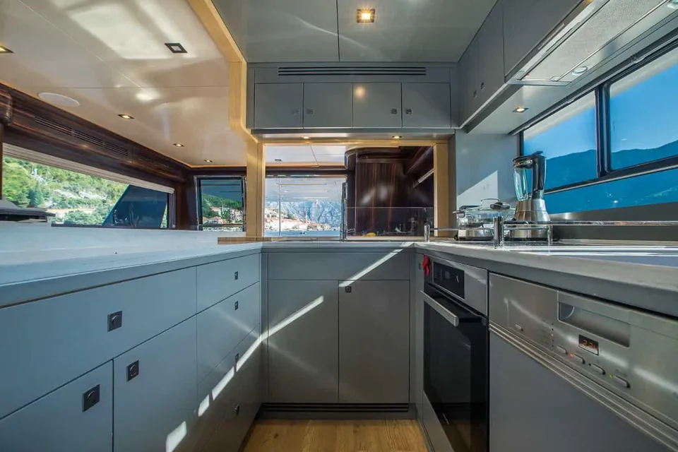 Avventura, 2020 Sirena Yachts 64, photo 4