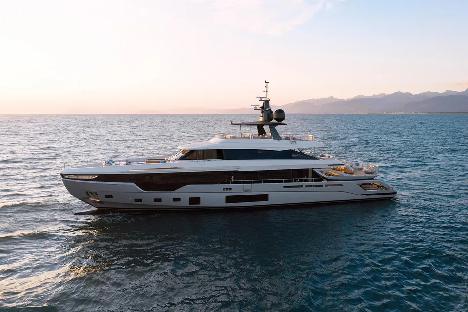 2027 Azimut Grande 38M Tri-Deck, photo 1