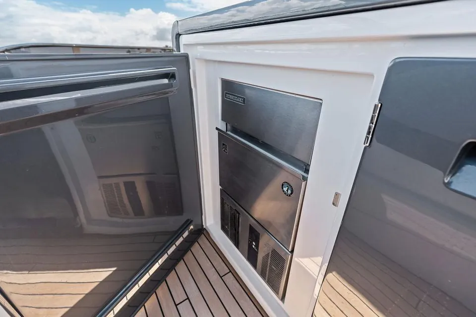 Dolce Far Niente, 2026 Sunseeker 88 Yacht, photo 48