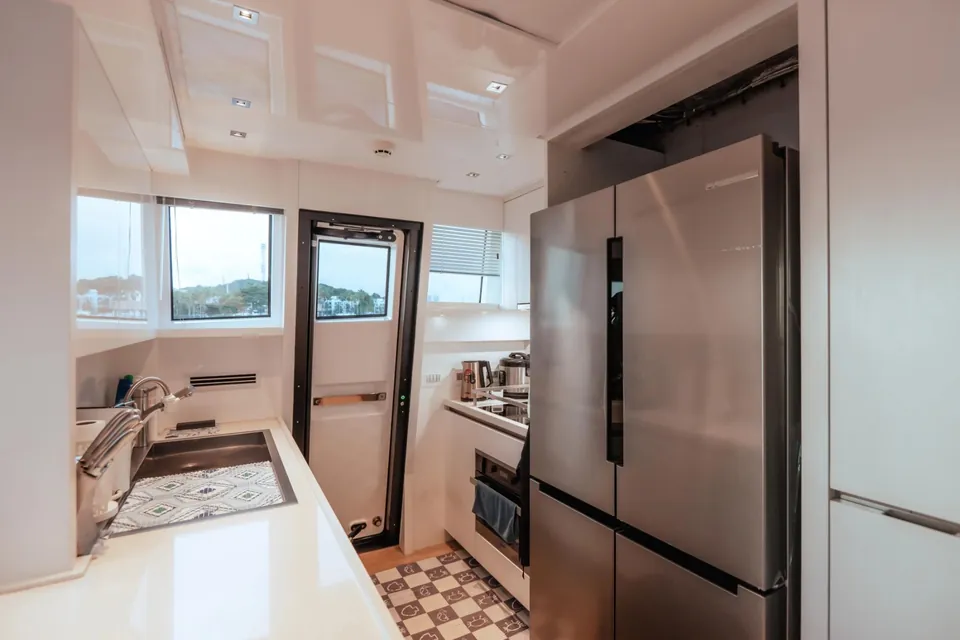 TNT Leisure, 2019 Sanlorenzo SL86, photo 10