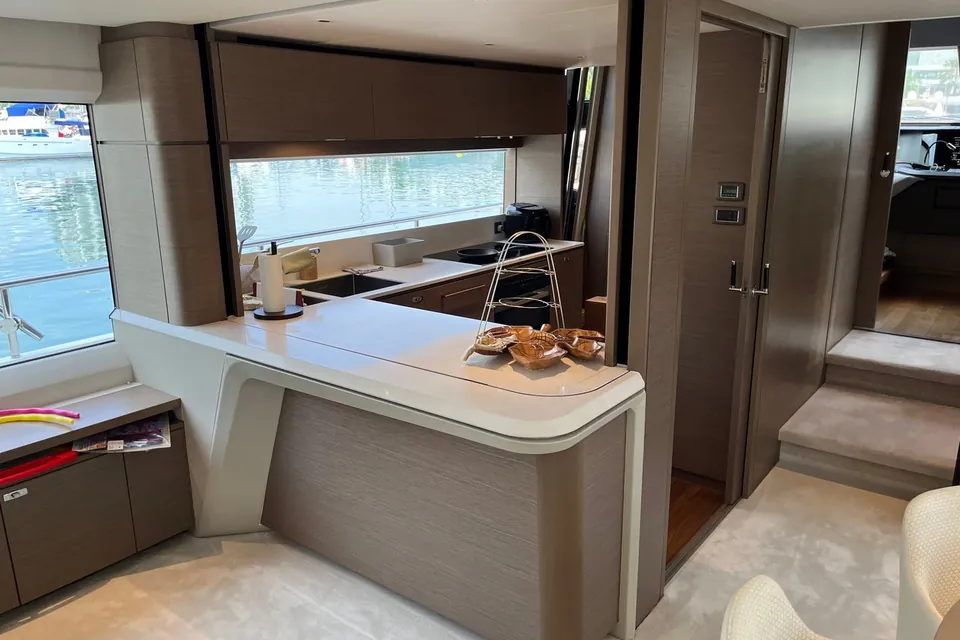 Starlight, 2021 Princess Y85, photo 8