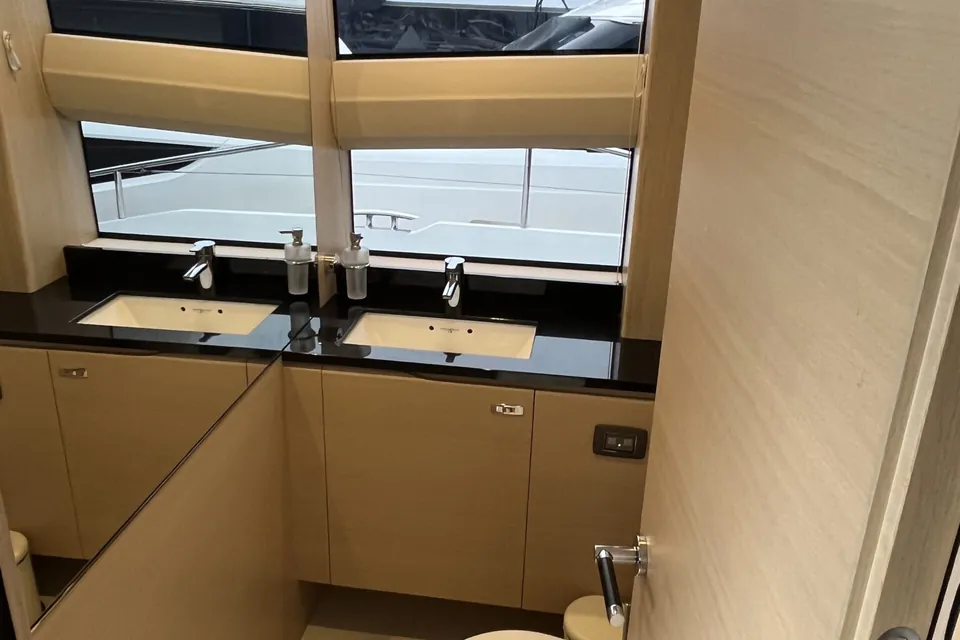 Poseidon XII, 2022 Princess Y85, photo 14