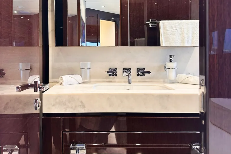 Everdeen, 2018 Sunseeker 95 Yacht, photo 9