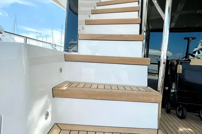 Su, 2022 Sunseeker 88 Yacht, photo 8