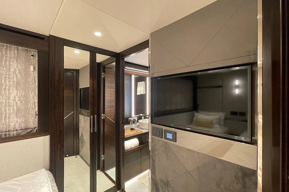 Su, 2022 Sunseeker 88 Yacht, photo 50