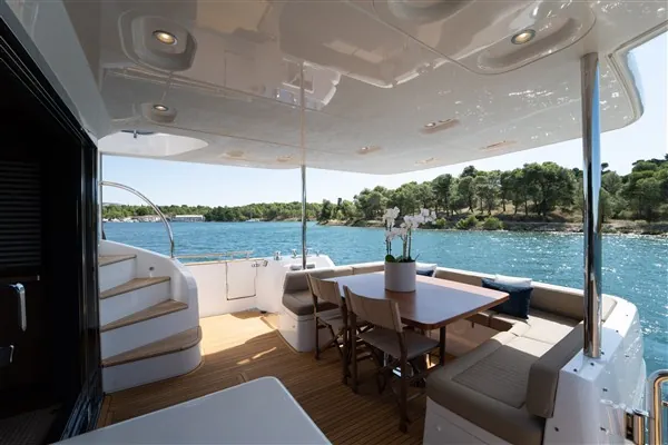 Izi, 2017 Azimut Magellano 66, photo 2