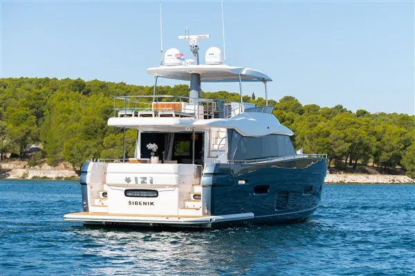 Izi, 2017 Azimut Magellano 66, photo 6
