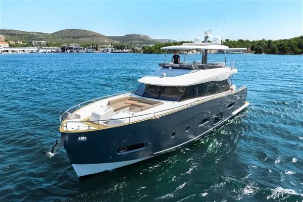 Izi, 2017 Azimut Magellano 66, photo 8