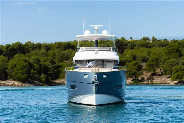 Izi, 2017 Azimut Magellano 66, photo 9