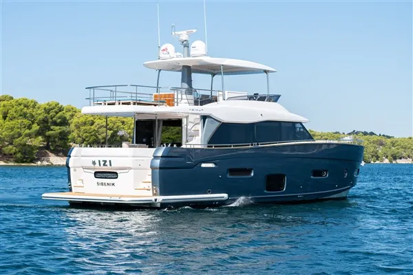 Izi, 2017 Azimut Magellano 66, photo 12