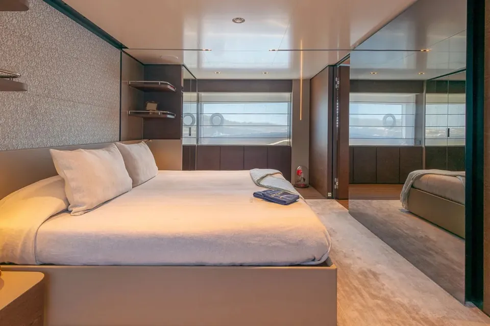 Acqua, 2020 Custom Line Navetta 33, photo 2