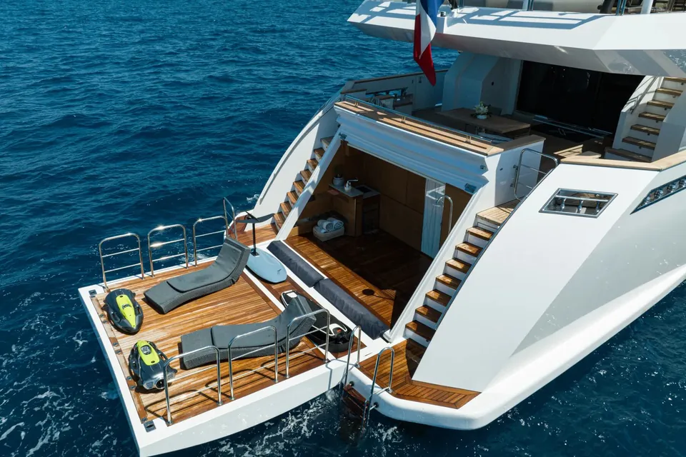 Next, 2015 Columbus Yachts 40M Sport Hybrid, photo 1
