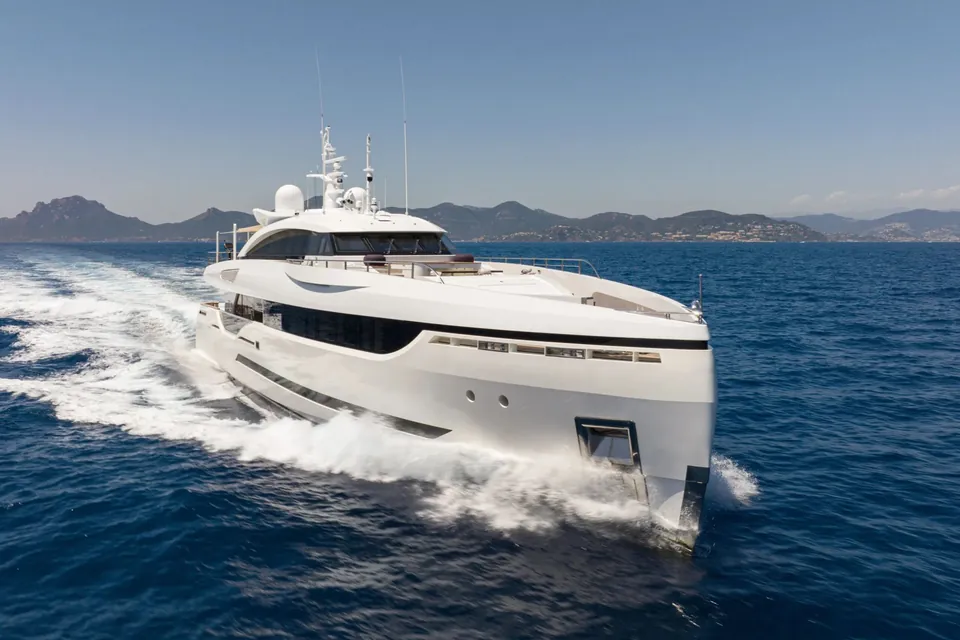 Next, 2015 Columbus Yachts 40M Sport Hybrid, photo 3