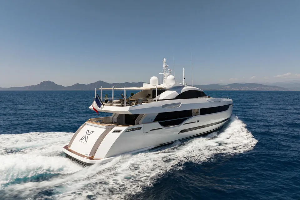 Next, 2015 Columbus Yachts 40M Sport Hybrid, photo 4