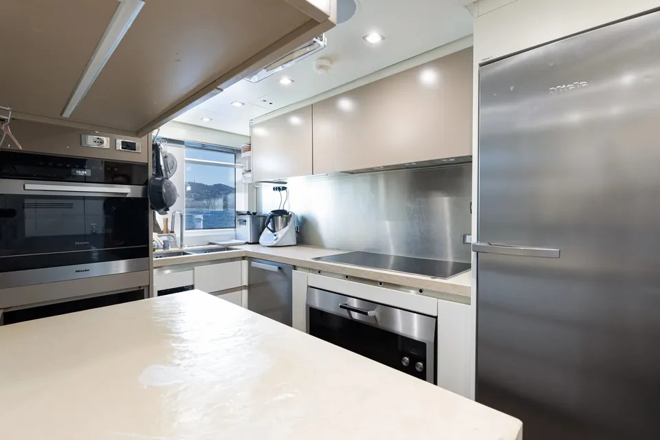 Next, 2015 Columbus Yachts 40M Sport Hybrid, photo 13
