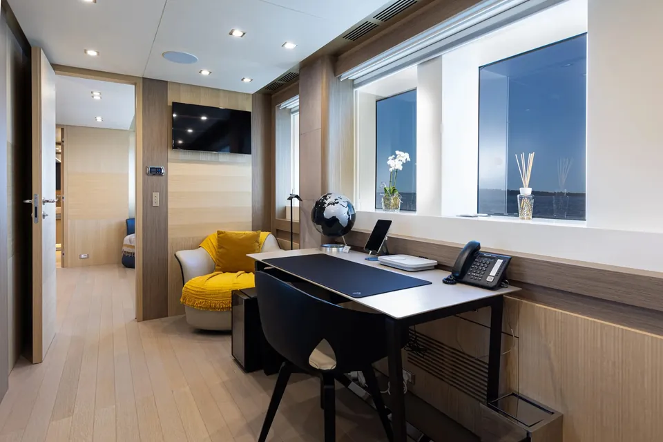 Next, 2015 Columbus Yachts 40M Sport Hybrid, photo 17