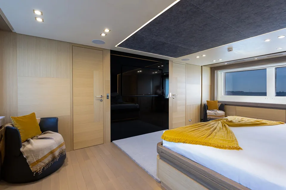Next, 2015 Columbus Yachts 40M Sport Hybrid, photo 21