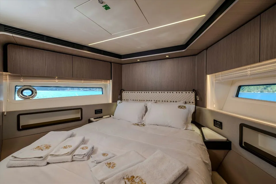 Celebrate Life, 2022 Azimut Fly 72, photo 7
