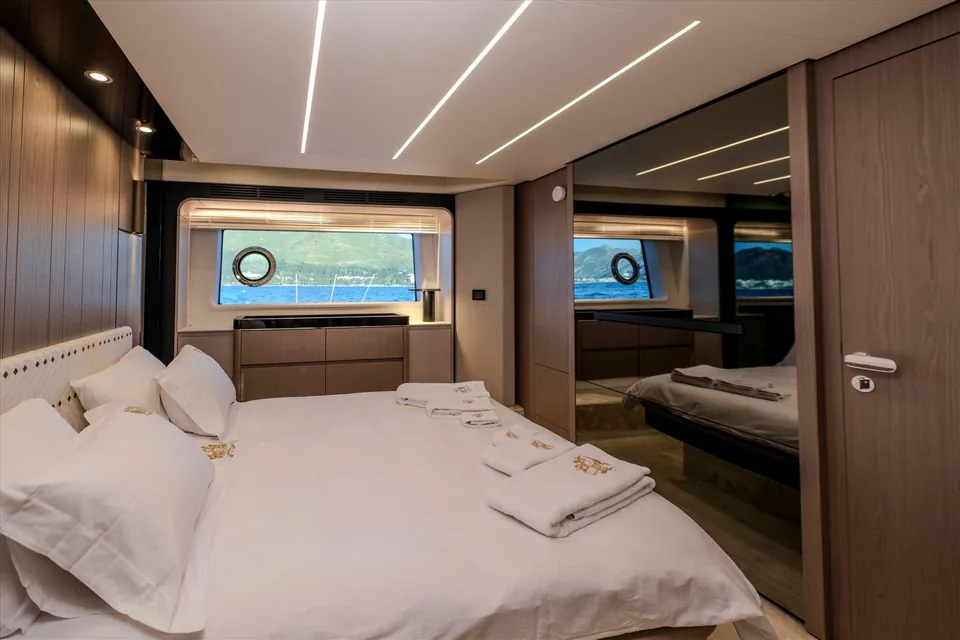 Celebrate Life, 2022 Azimut Fly 72, photo 8