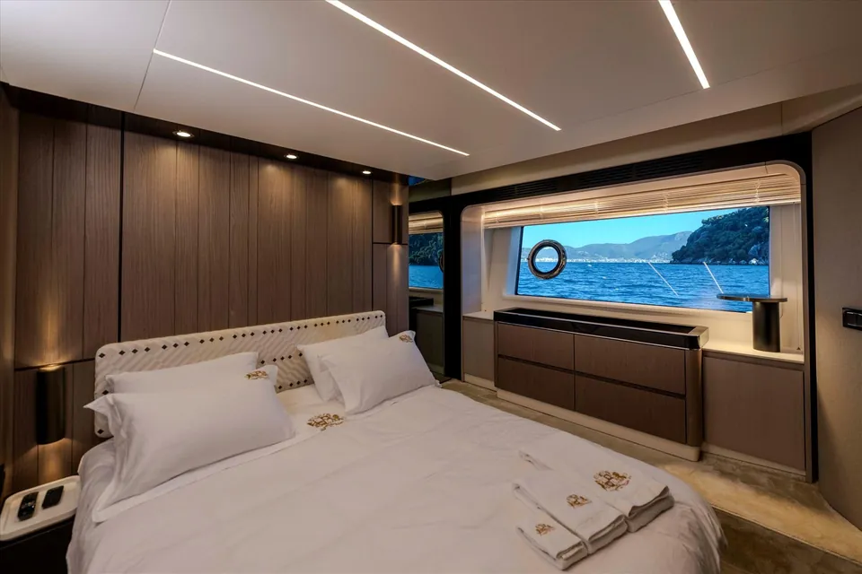 Celebrate Life, 2022 Azimut Fly 72, photo 10