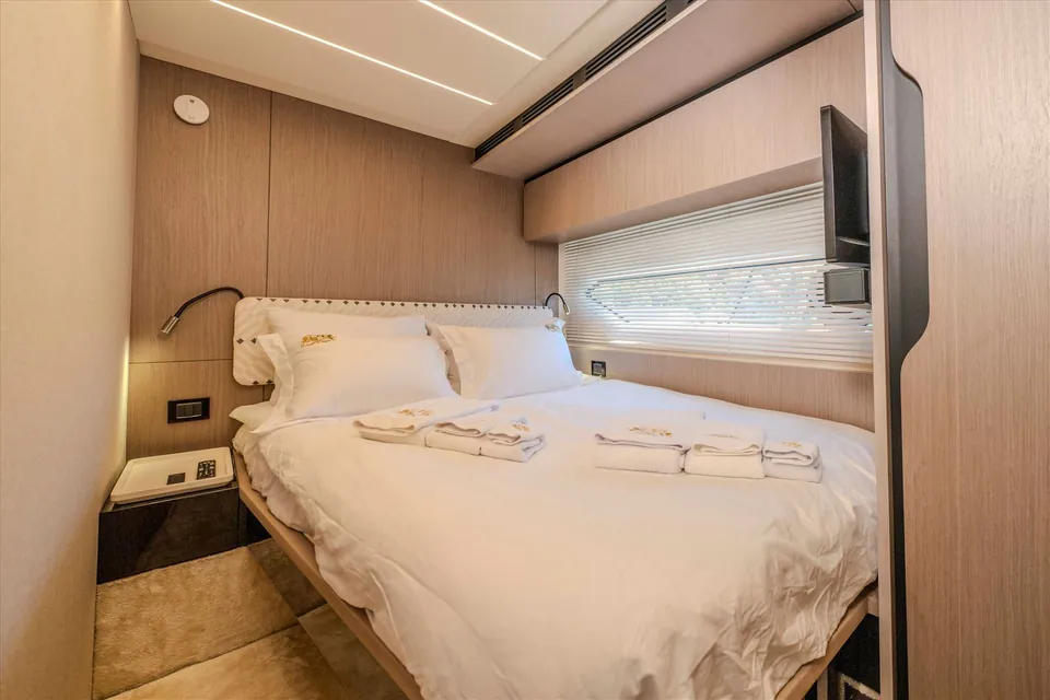 Celebrate Life, 2022 Azimut Fly 72, photo 13