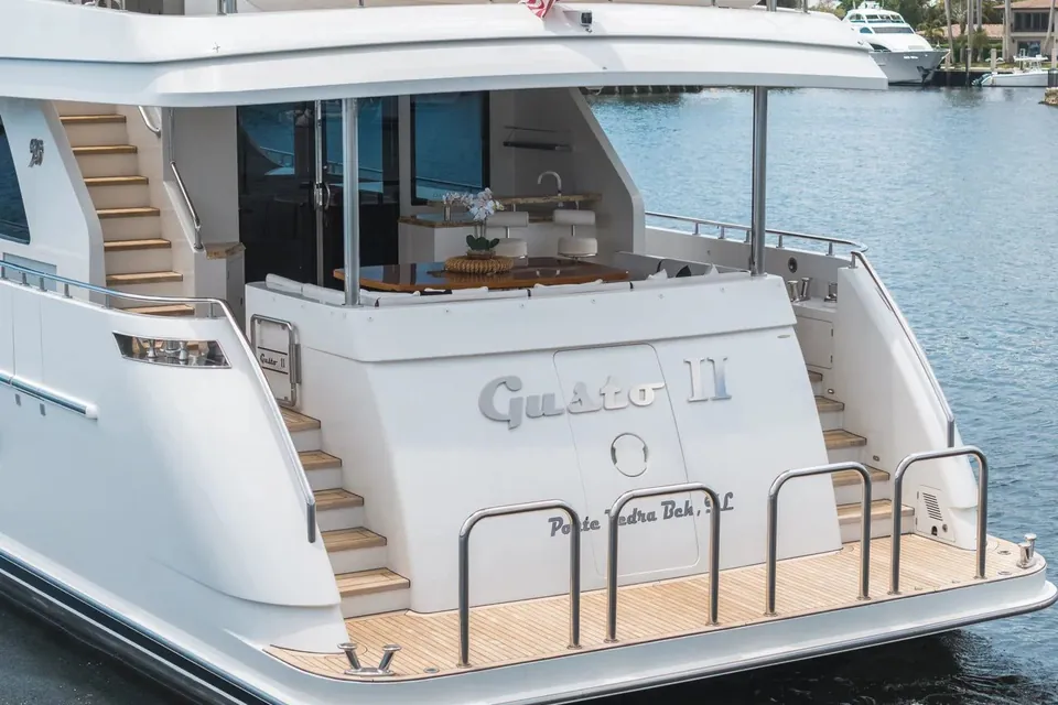 Gusto II, 2016 Ocean Alexander 90 Sky Lounge, photo 7